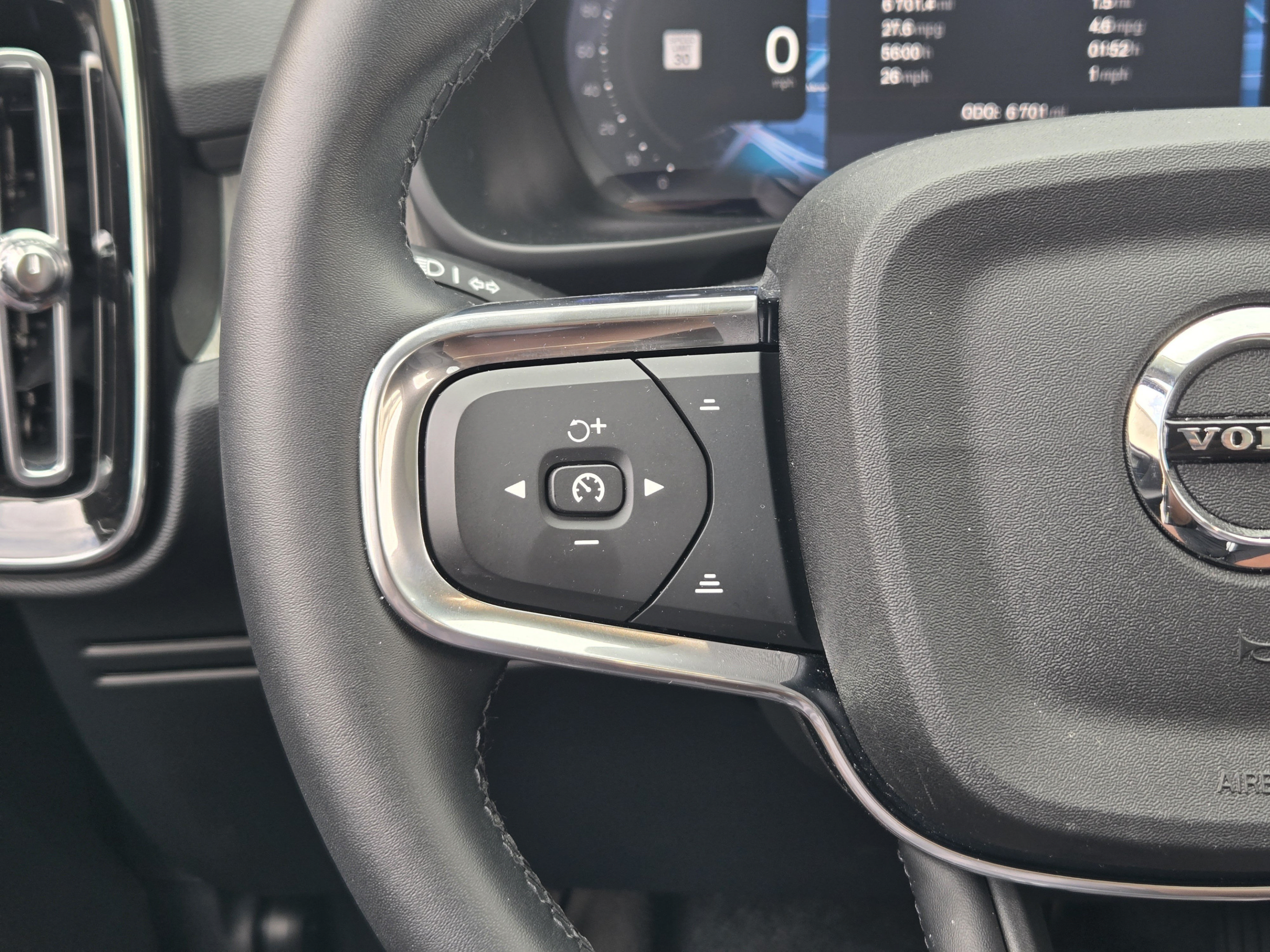 Certified 2026 Volvo XC40 B4 Core w/ Climate Package FWD image 29