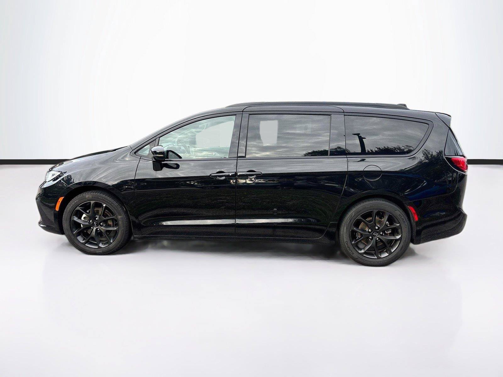 Used 2025 Chrysler Pacifica Limited FWD image 4
