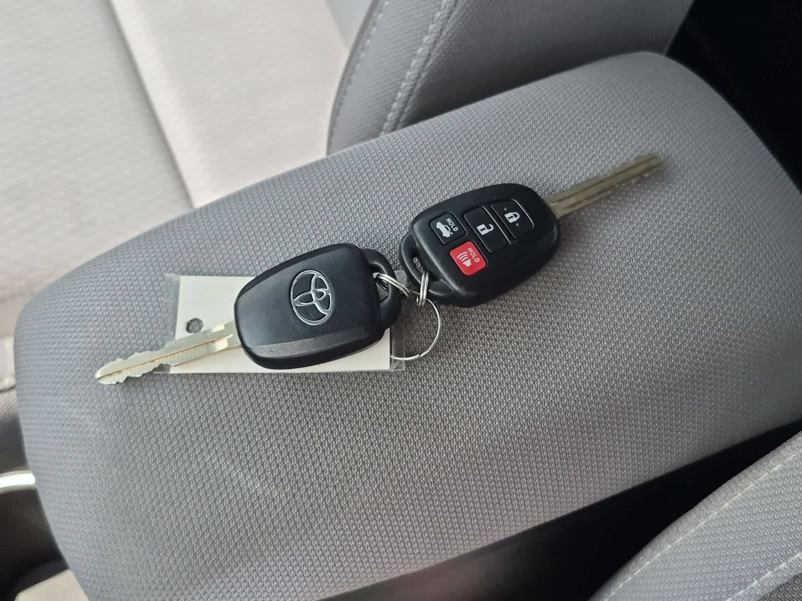 Used 2018 Toyota Corolla LE FWD image 34