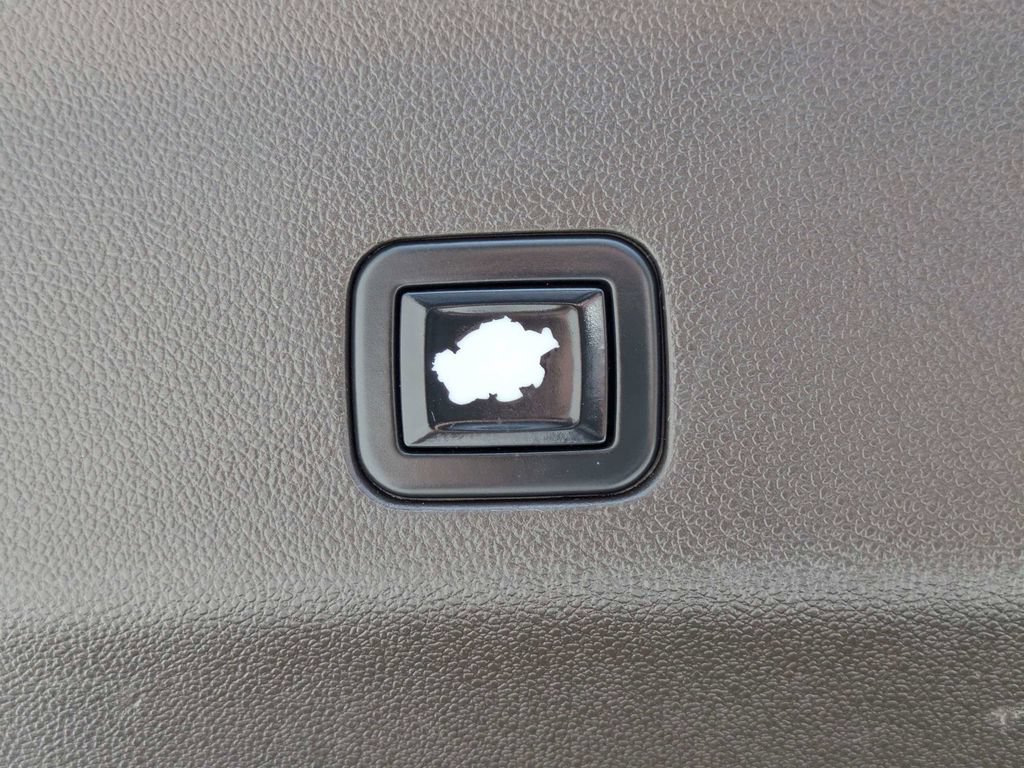 Used 2021 Chevrolet Tahoe Z71 w/ Z71 Off-Road Package AWD/4WD image 13