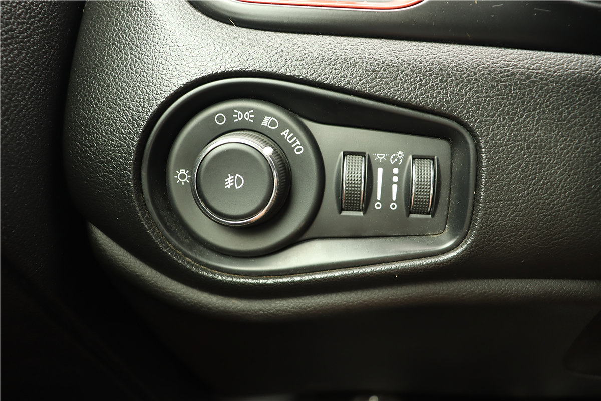 Used 2018 Jeep Renegade Trailhawk AWD/4WD image 28