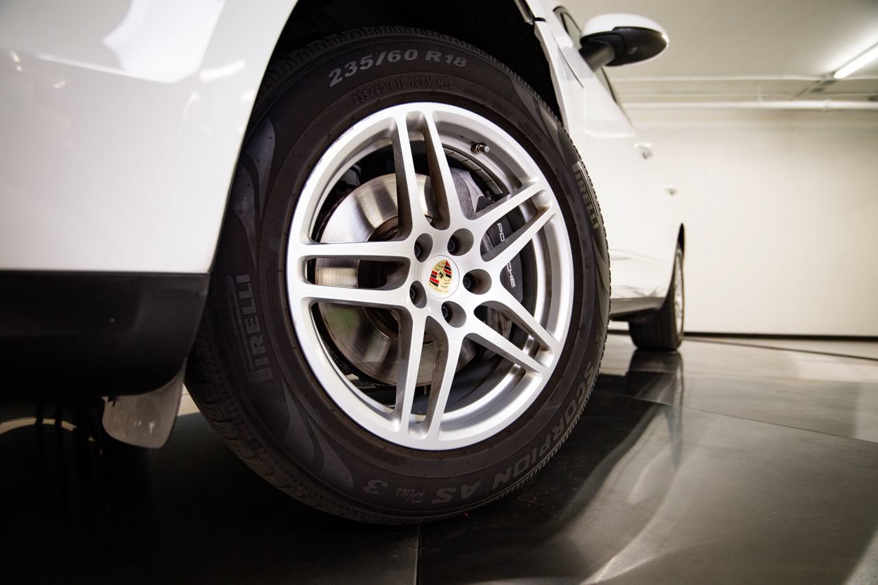 Certified 2021 Porsche Macan AWD/4WD image 12