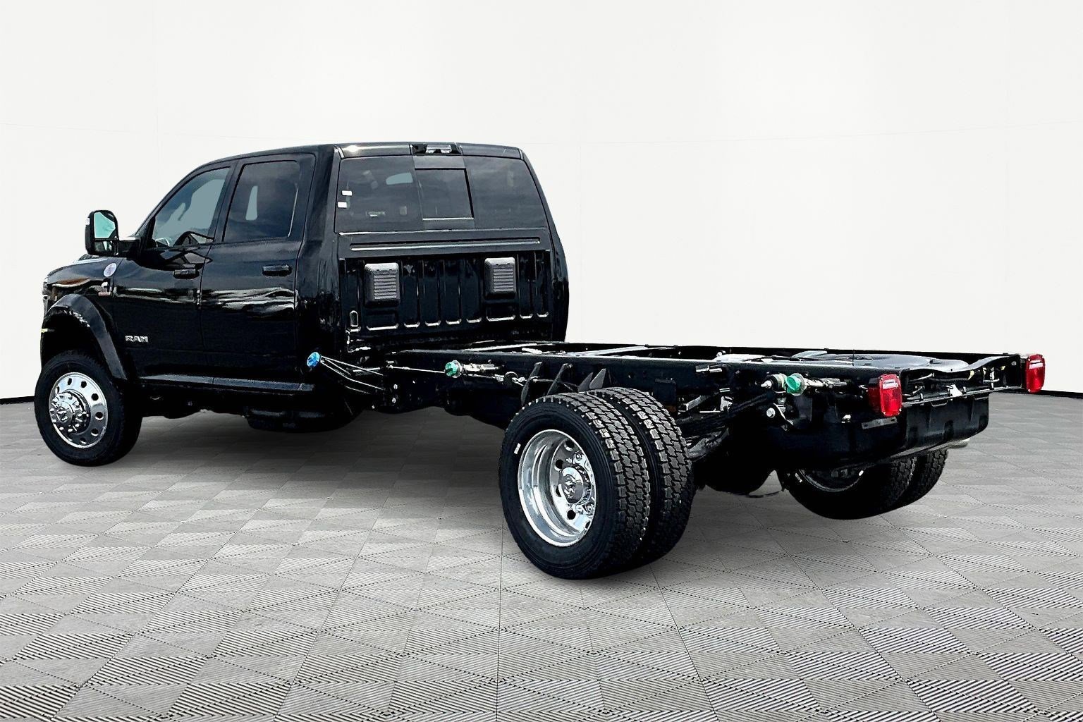 New 2026 RAM 4500 4x4 Crew Cab DRW image 4