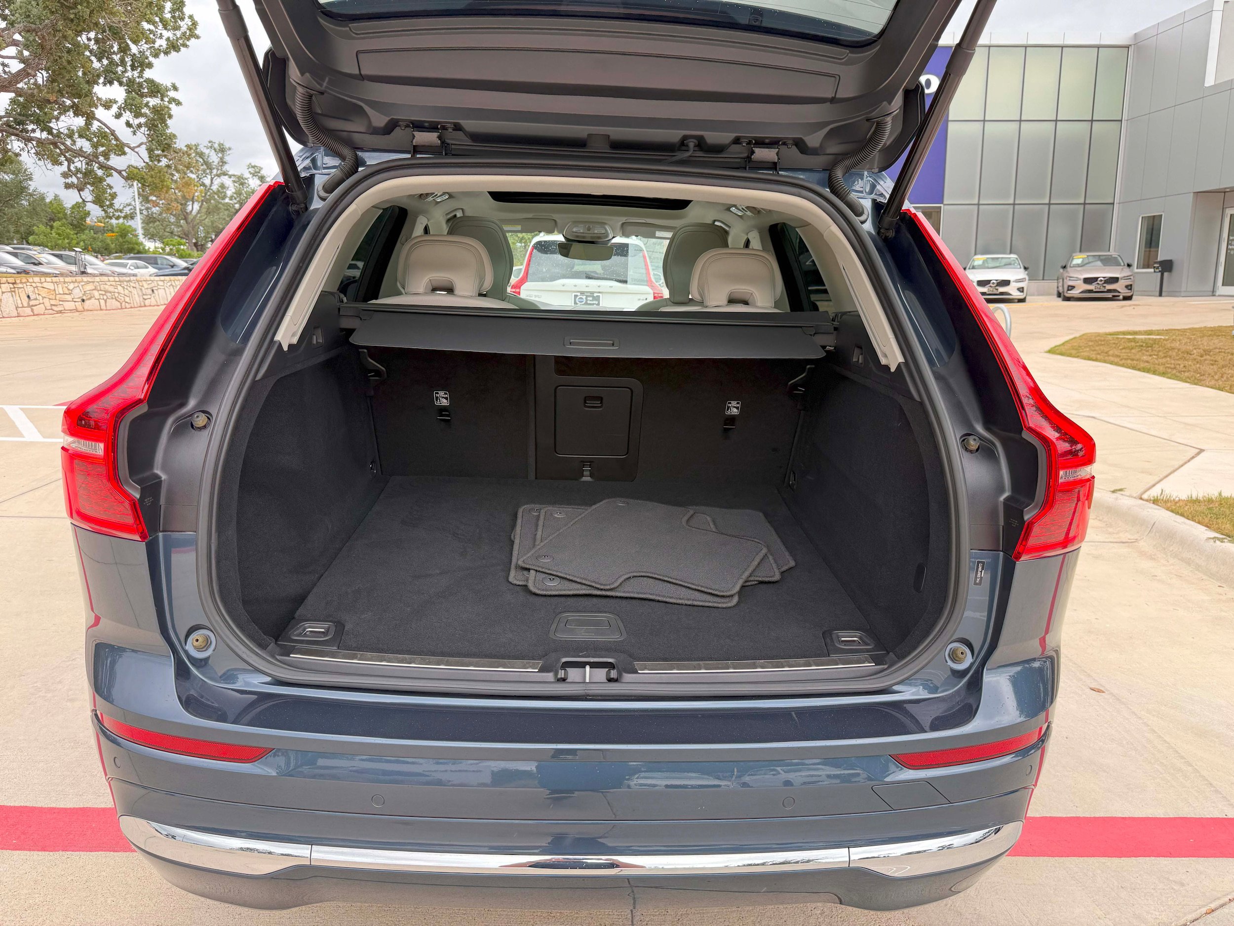 Certified 2023 Volvo XC60 B5 Plus w/ Climate Package image 24