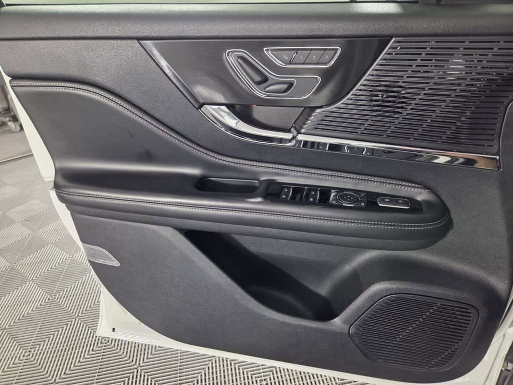 Used 2022 Lincoln Corsair FWD w/ Premium Package image 22