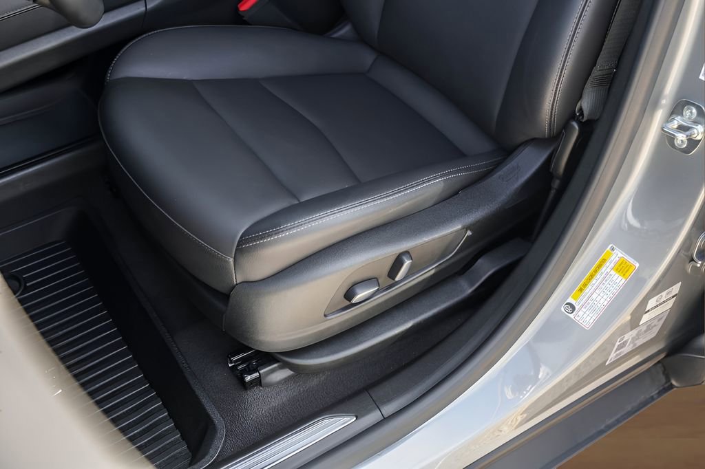 Used 2025 Cadillac XT5 Luxury w/ LPO, Floor Liner Package FWD image 8