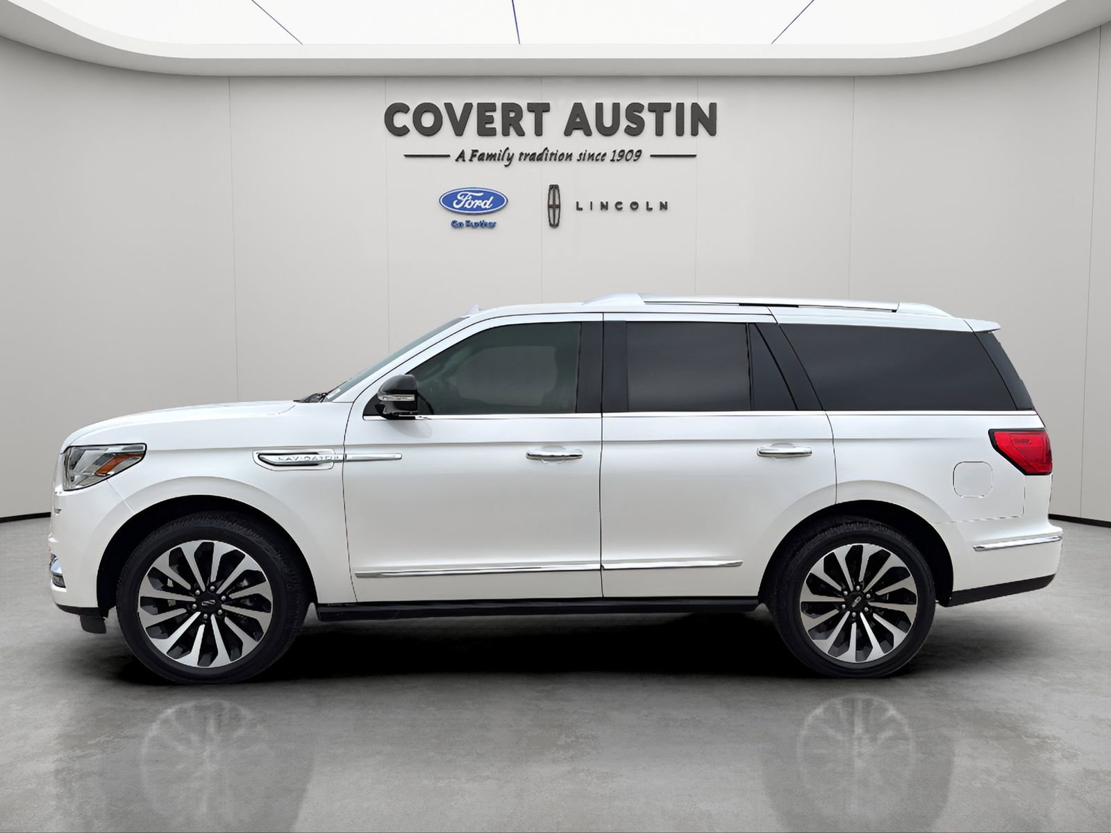 Used 2018 Lincoln Navigator Select AWD/4WD image 2