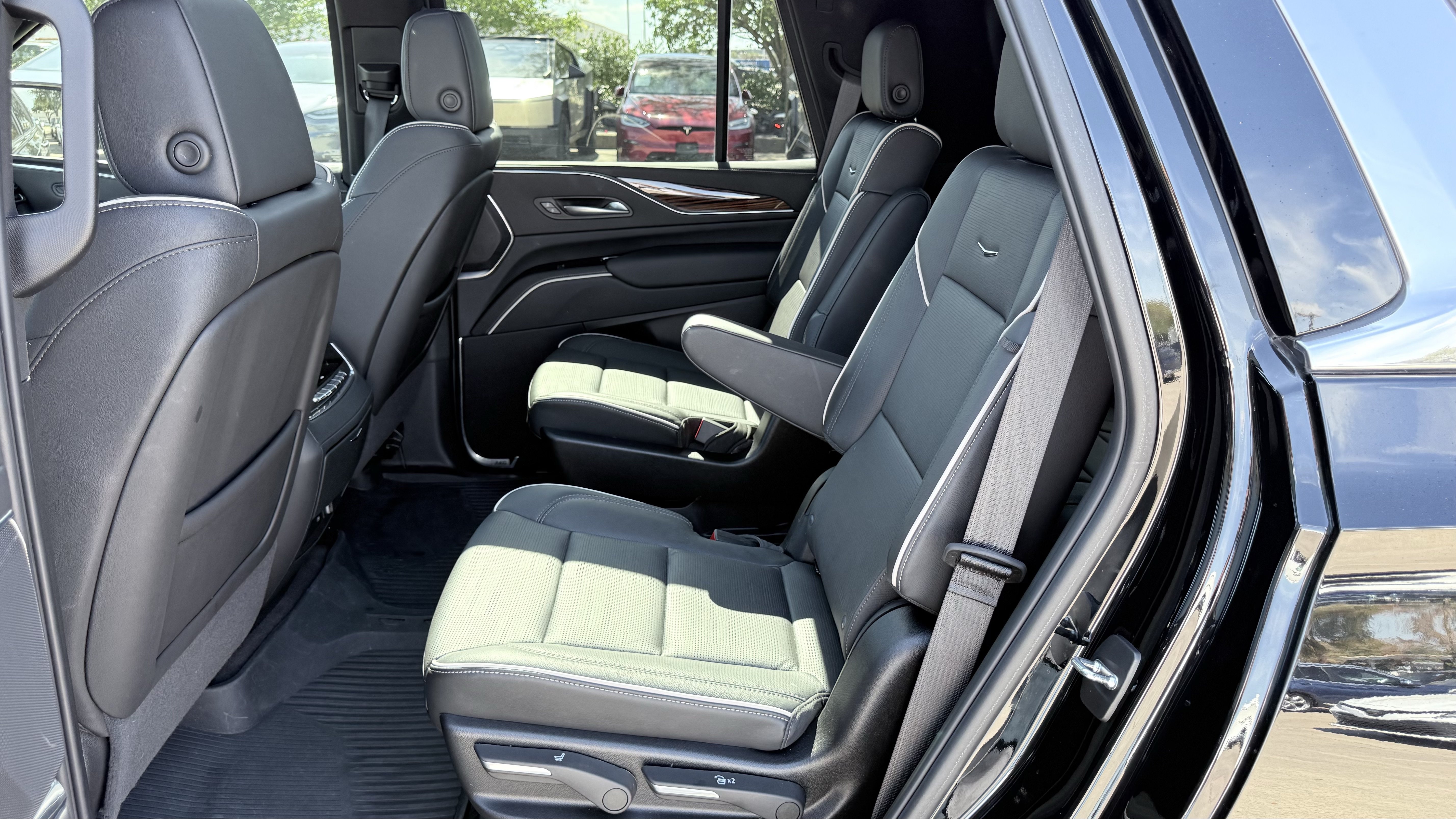 Used 2024 Cadillac Escalade Premium Luxury w/ Performance Package AWD/4WD image 45