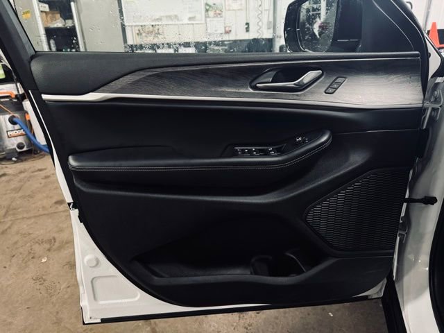 Certified 2025 Jeep Grand Cherokee Limited image 12