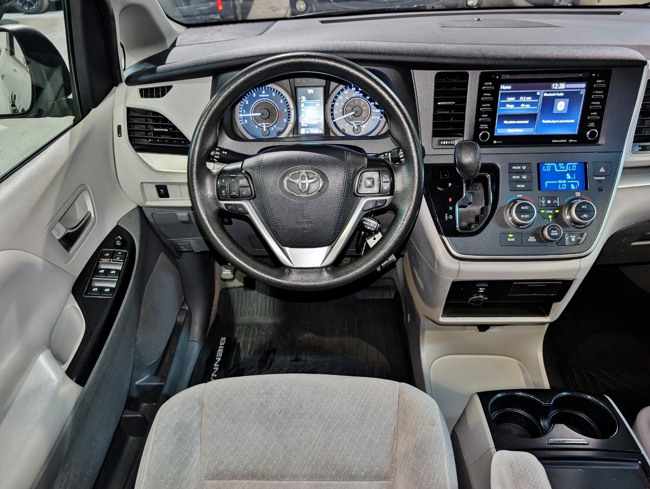 Used 2020 Toyota Sienna LE AWD/4WD image 2