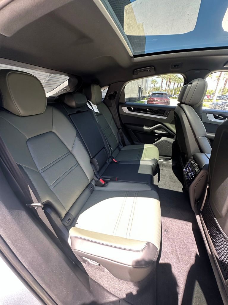 Used 2025 Porsche Cayenne Coupe image 20