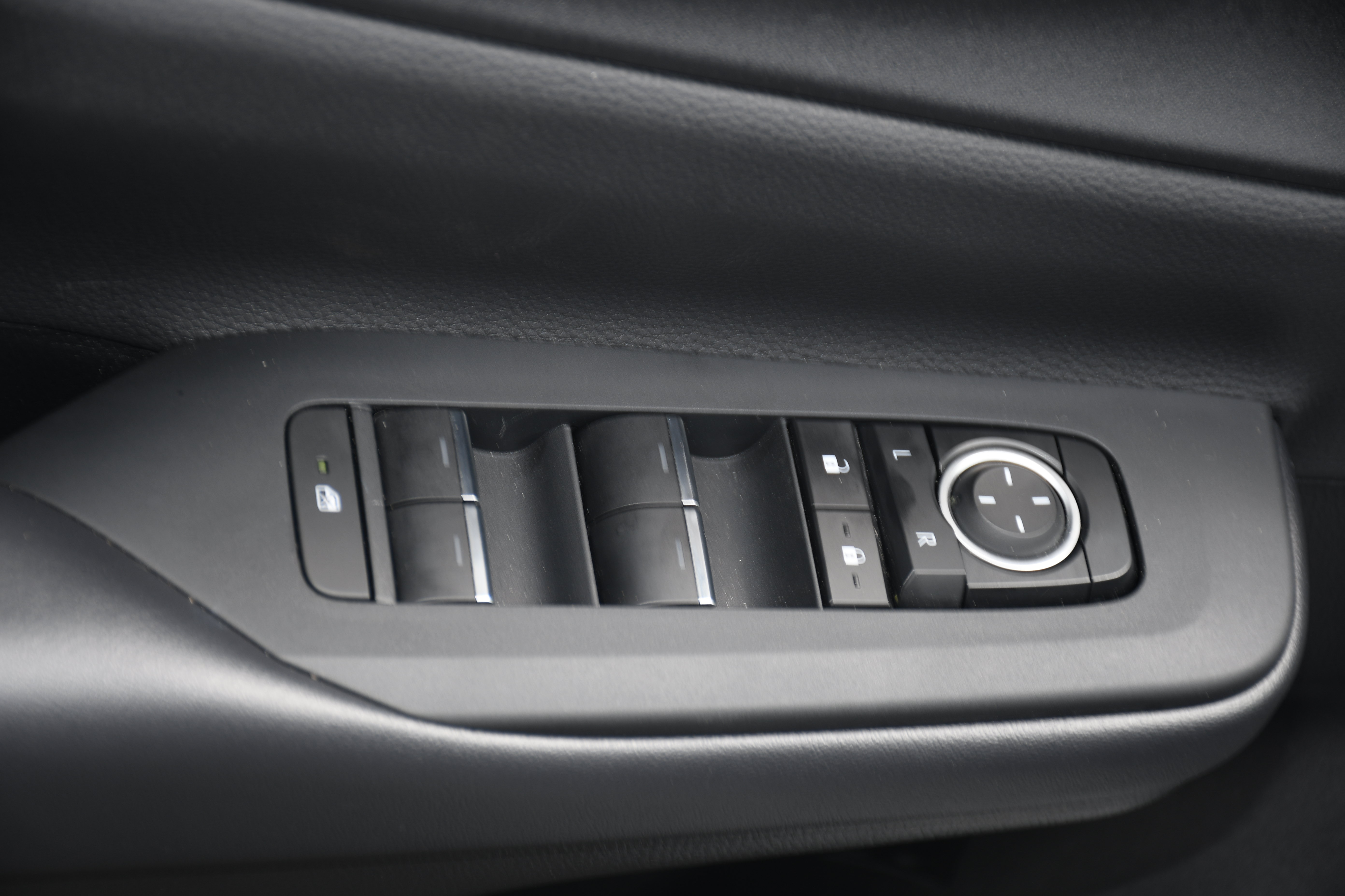 Certified 2025 Toyota Prius Plug-In Hybrid FWD image 12