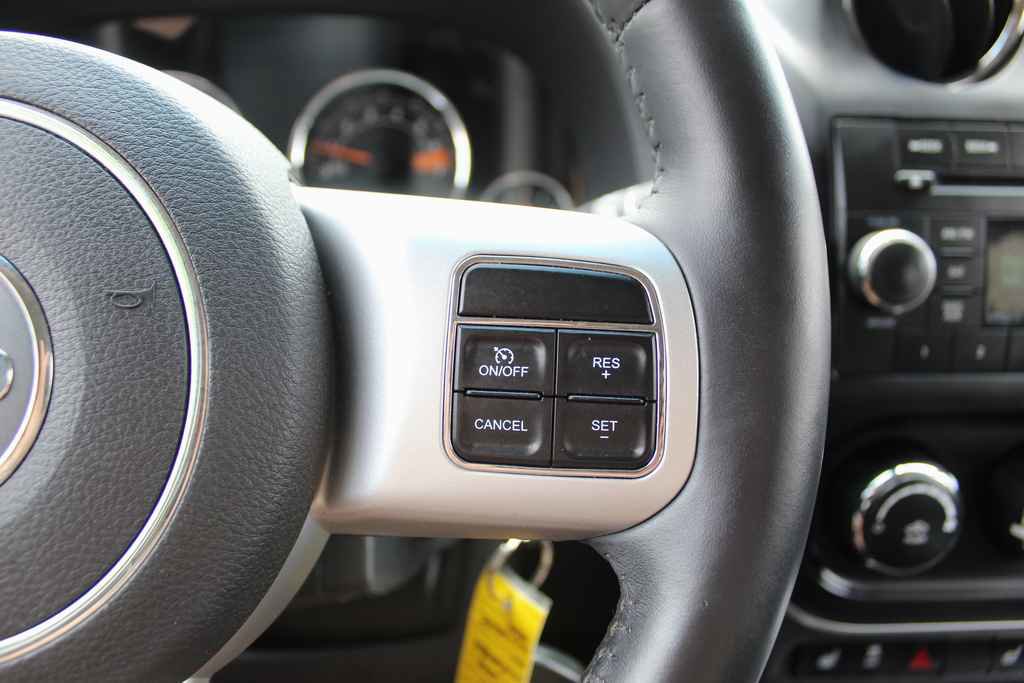 Used 2017 Jeep Compass Latitude FWD image 17