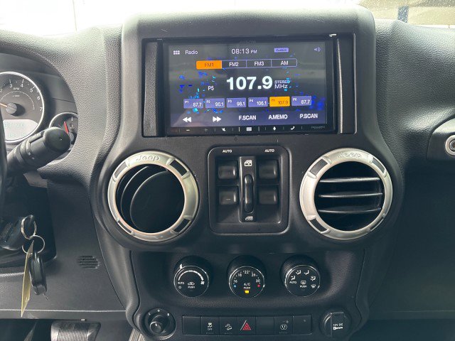 Used 2018 Jeep Wrangler Unlimited Sahara w/ Connectivity Group image 14