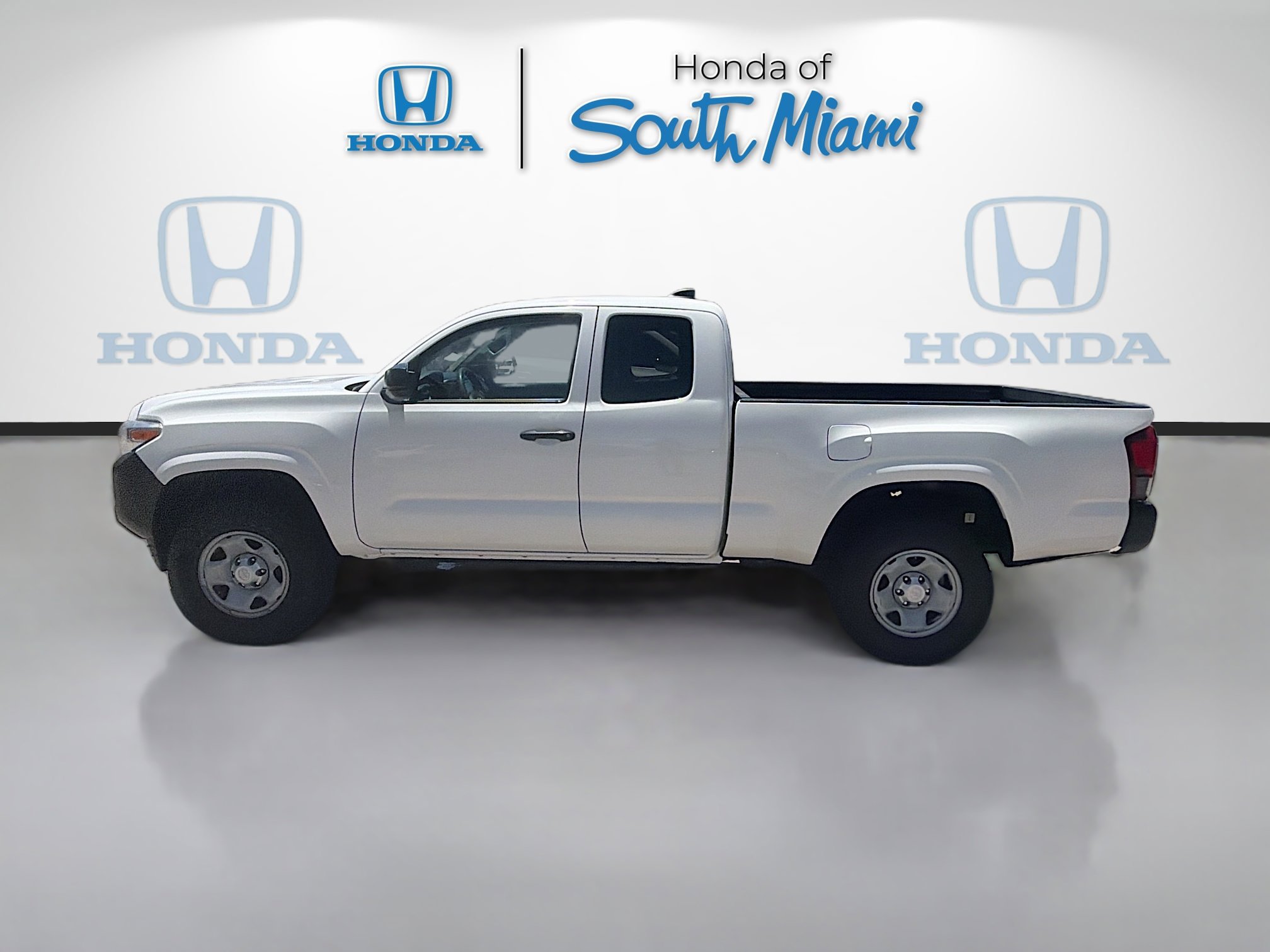Used 2020 Toyota Tacoma SR RWD image 4