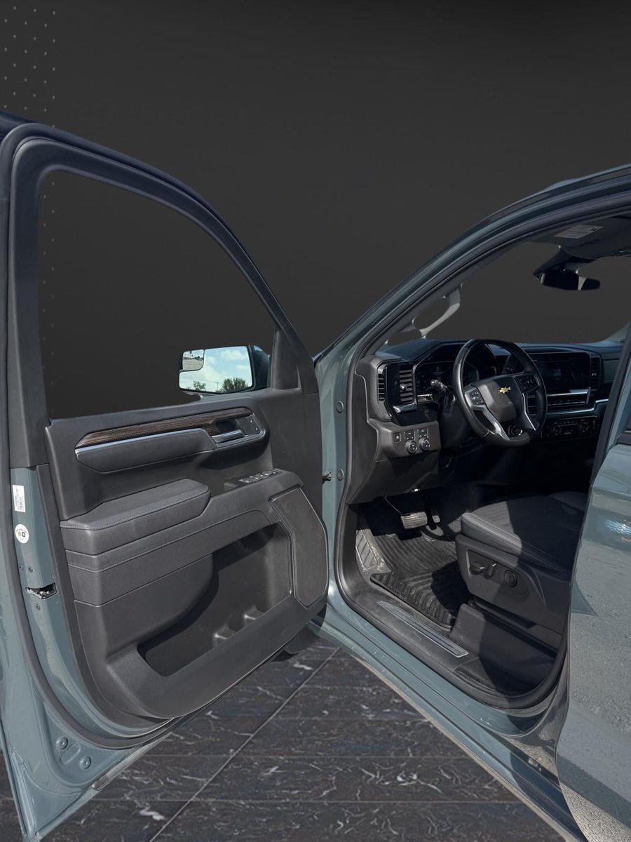 Used 2025 Chevrolet Silverado 1500 LT AWD/4WD image 9