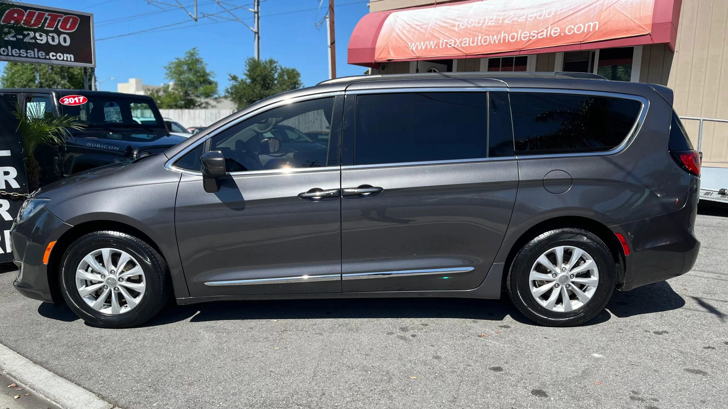 Used 2017 Chrysler Pacifica Touring-L FWD image 3