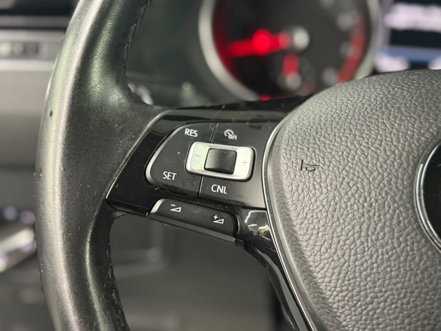 Used 2018 Volkswagen Tiguan SE AWD/4WD image 24