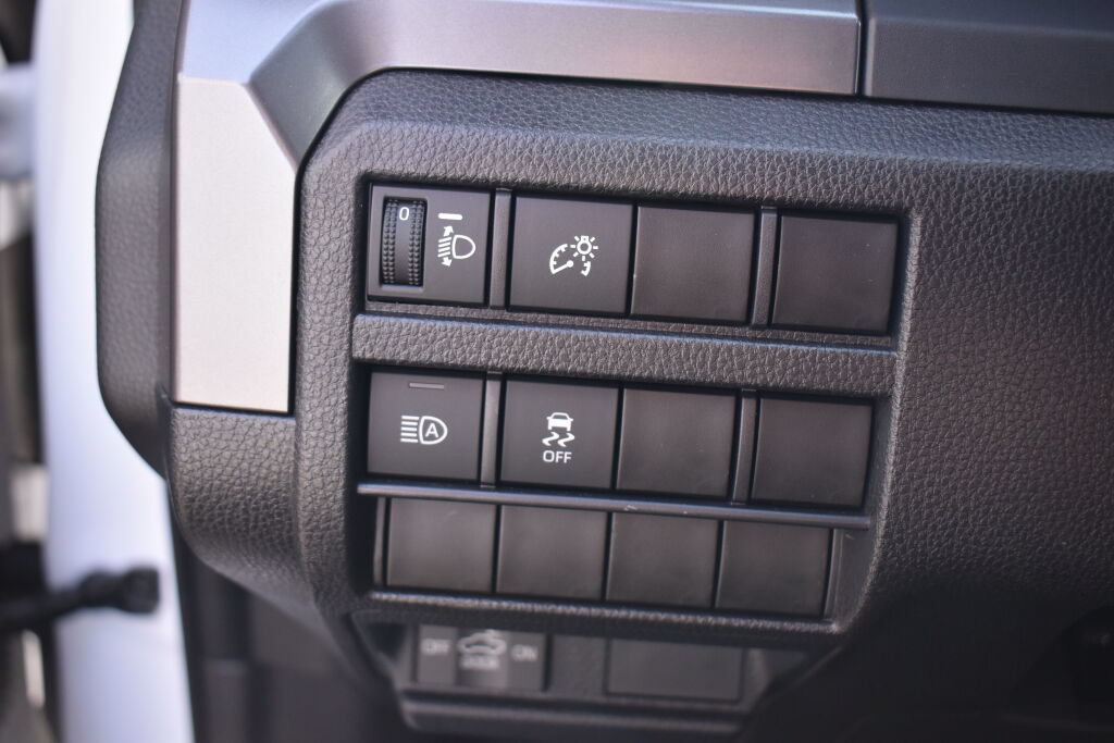 Certified 2025 Toyota Tacoma SR5 AWD/4WD image 16