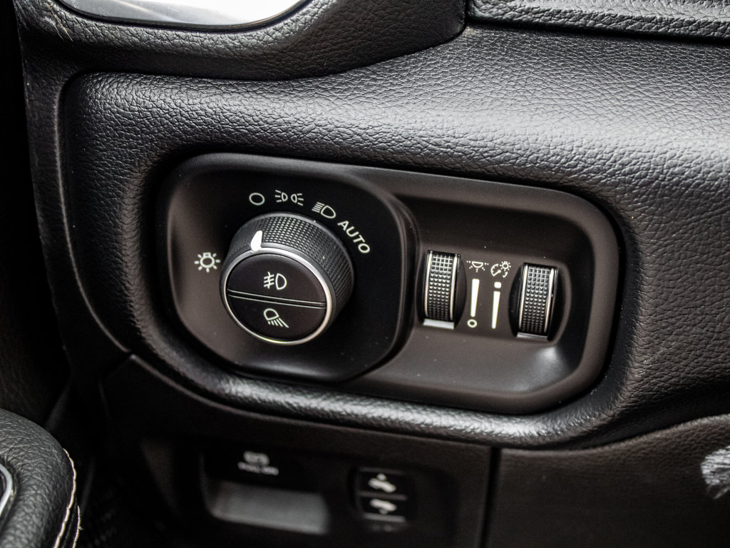Used 2019 RAM 1500 Laramie AWD/4WD image 40