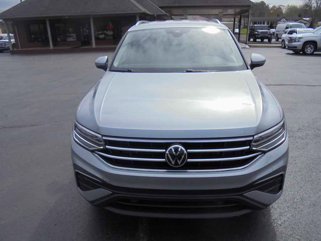 Used 2023 Volkswagen Tiguan SE AWD/4WD image 3