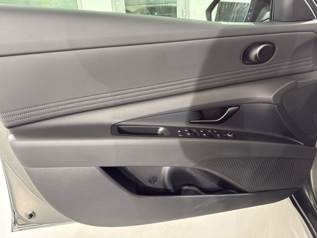 Used 2025 Hyundai Elantra Sport image 16