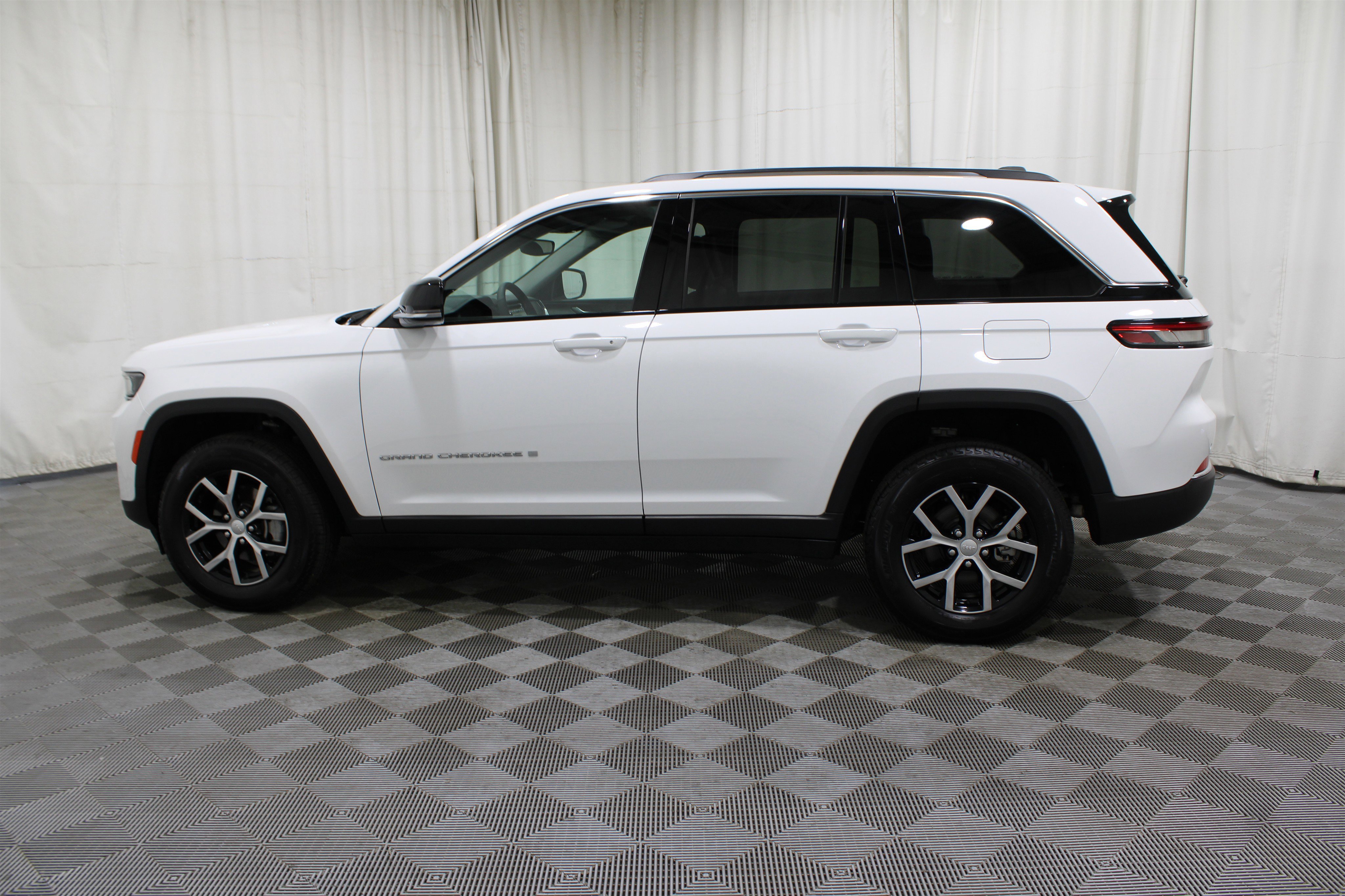 Used 2024 Jeep Grand Cherokee Limited image 30