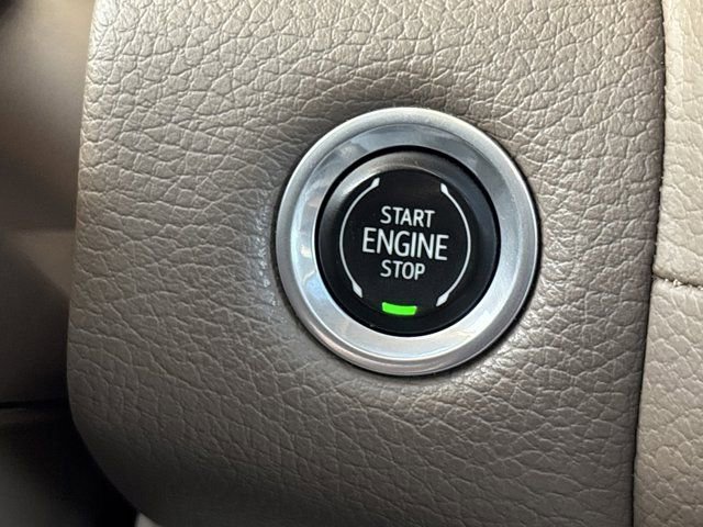 Used 2023 GMC Yukon XL Denali image 34