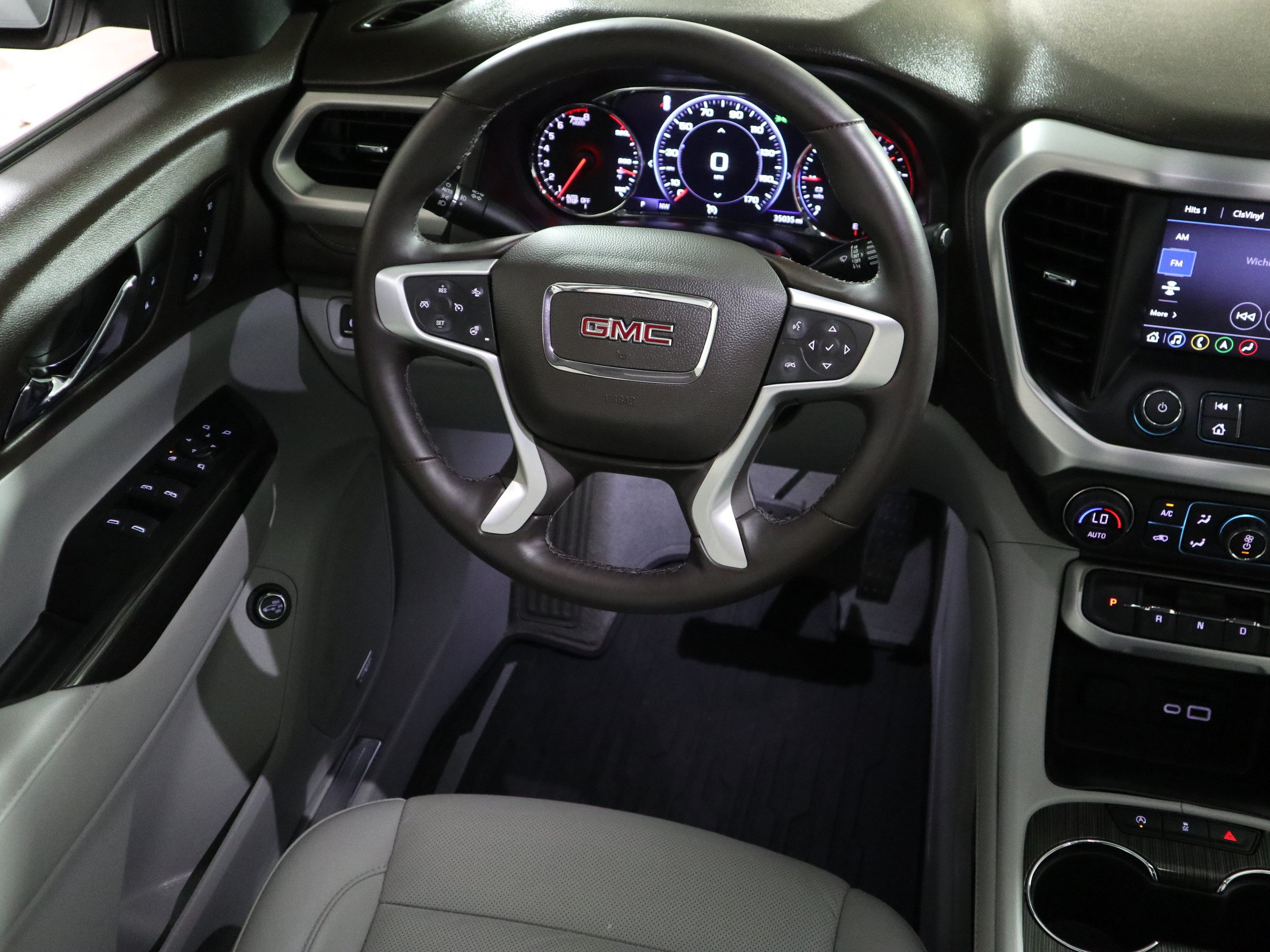 Used 2023 GMC Acadia SLT w/ Technology Package FWD image 16