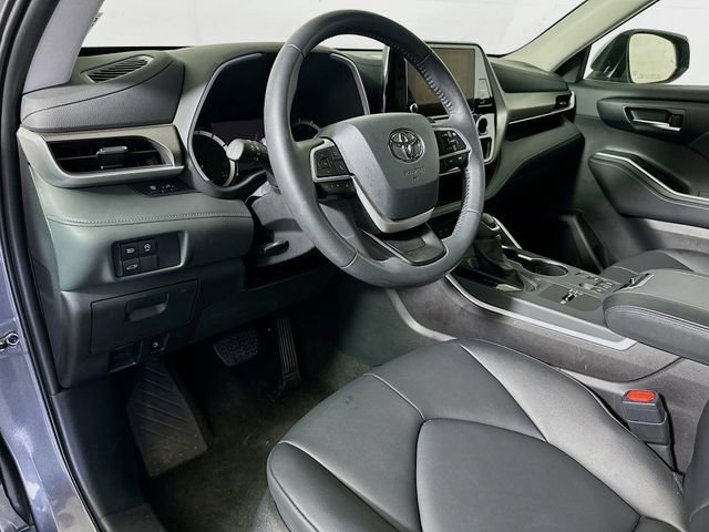 Used 2025 Toyota Highlander XLE image 10