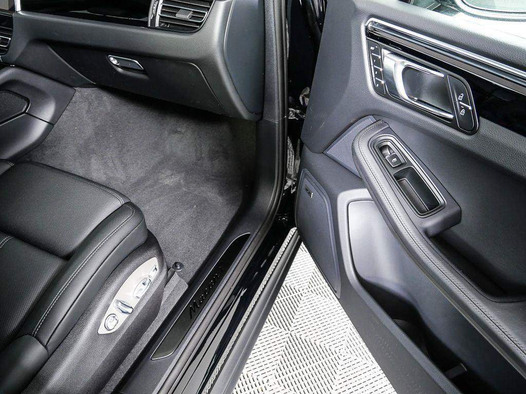 New 2026 Porsche Macan Turbo AWD/4WD image 27