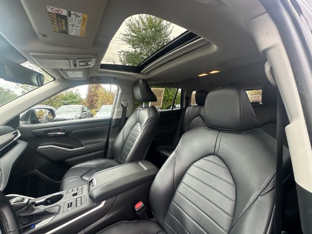Used 2023 Toyota Highlander XLE AWD/4WD image 40