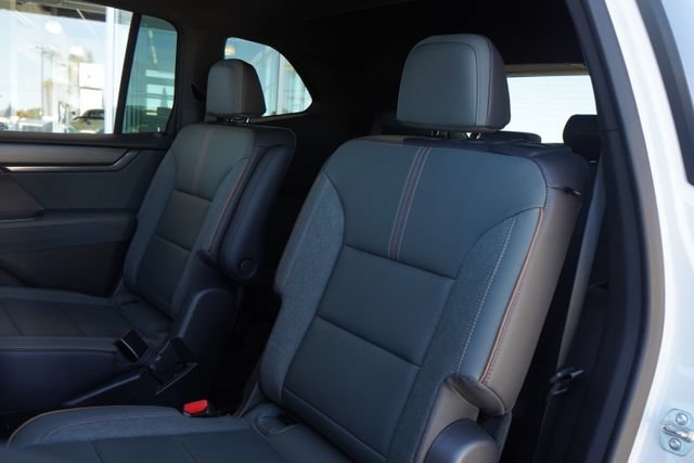 Used 2025 GMC Acadia AT4 AWD/4WD image 26