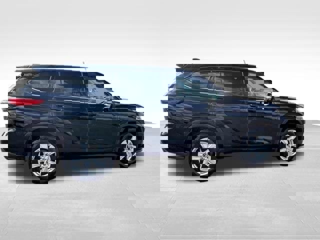 Used 2022 Toyota Highlander LE image 11