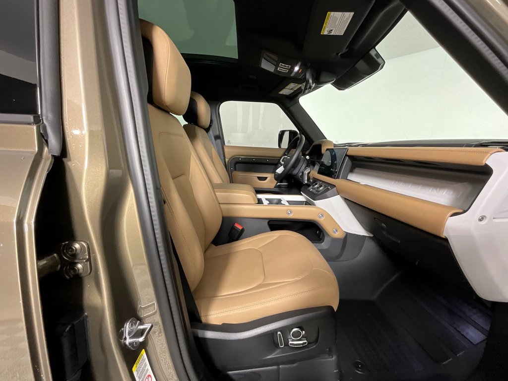 Used 2025 Land Rover Defender 130 X-Dynamic SE image 21