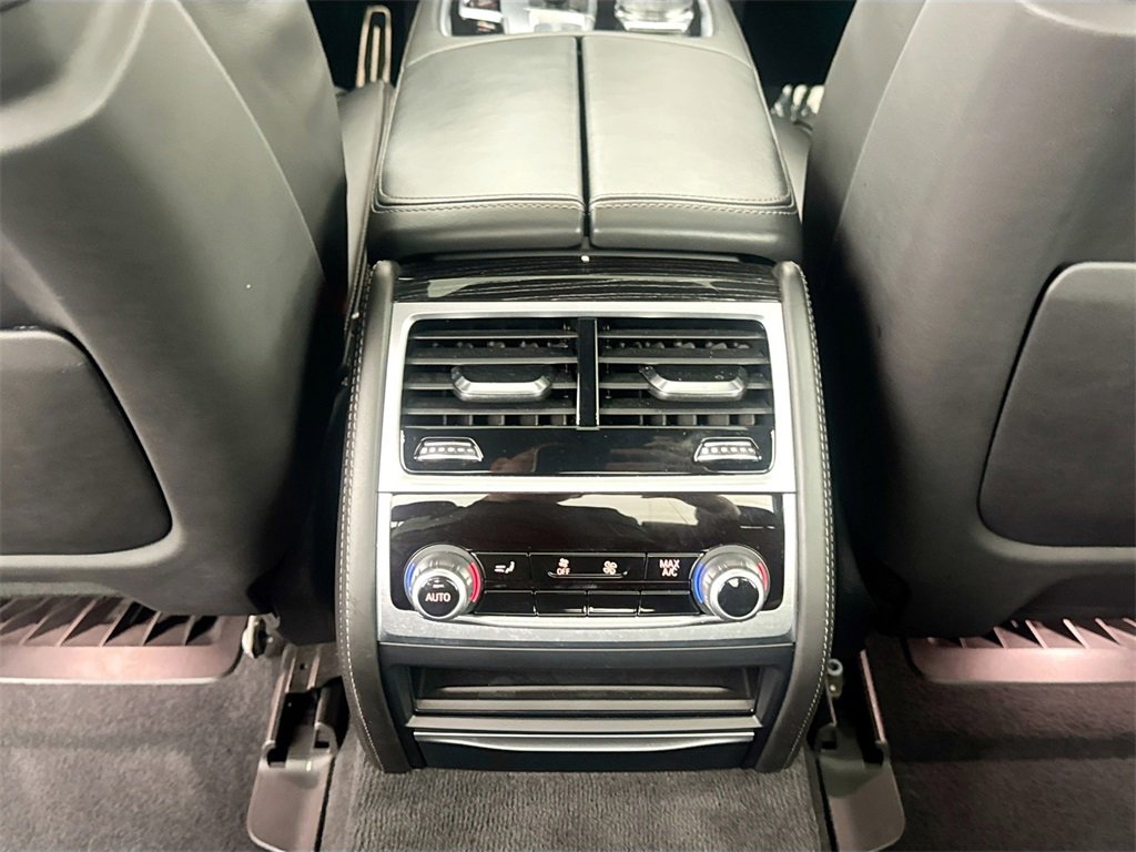 Used 2019 BMW 750i image 24