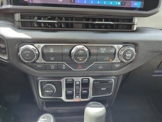 Used 2025 Jeep Gladiator Sport AWD/4WD image 12