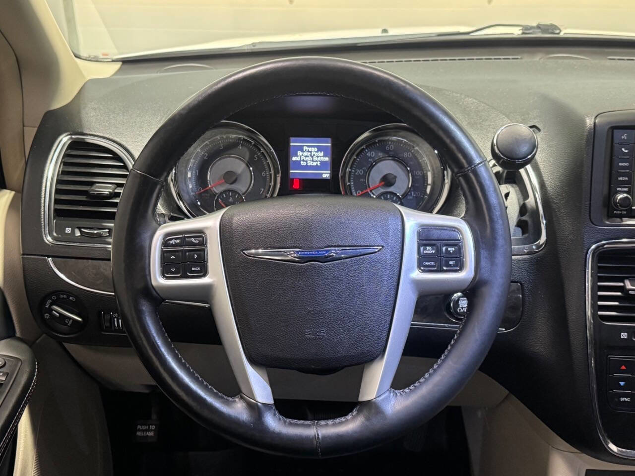 Used 2015 Chrysler Town & Country Touring-L w/ Driver Convenience Group image 28