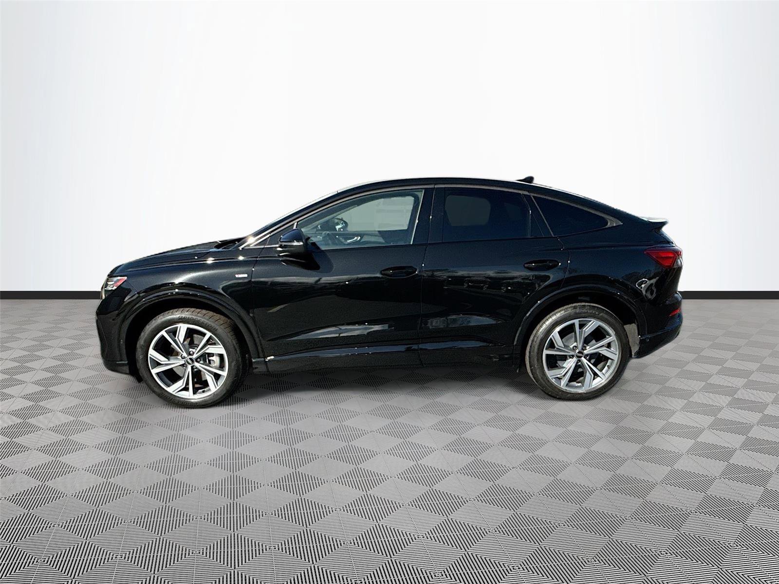 Certified 2023 Audi Q4 e-tron Prestige w/ Black Optic Package image 4