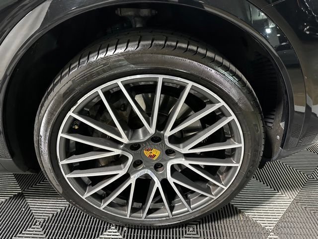 Certified 2023 Porsche Cayenne Platinum Edition AWD/4WD image 7