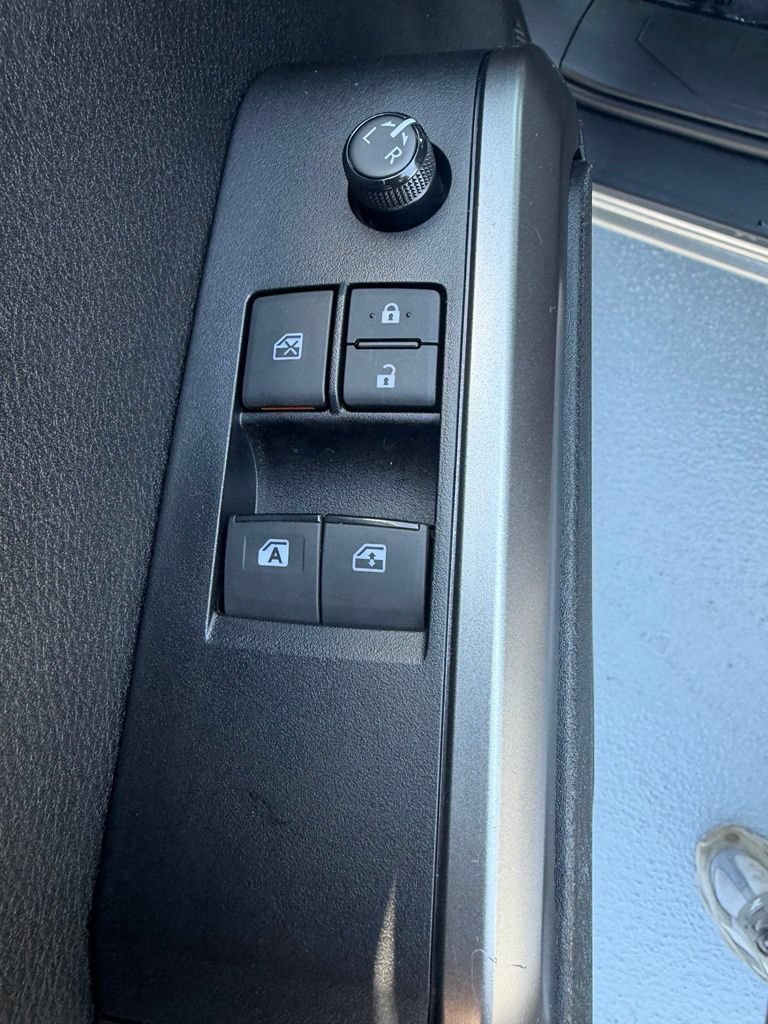 Used 2021 Toyota Tacoma SR5 AWD/4WD image 11