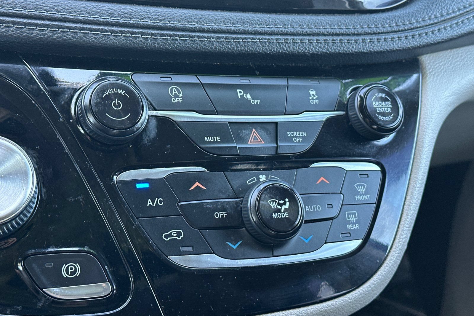 Used 2018 Chrysler Pacifica Limited FWD image 21