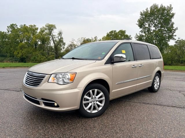Used 2016 Chrysler Town & Country Limited Platinum w/ Trailer Tow Group FWD image 1