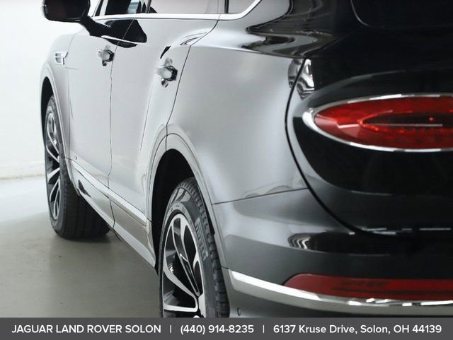 Used 2022 Bentley Bentayga image 6