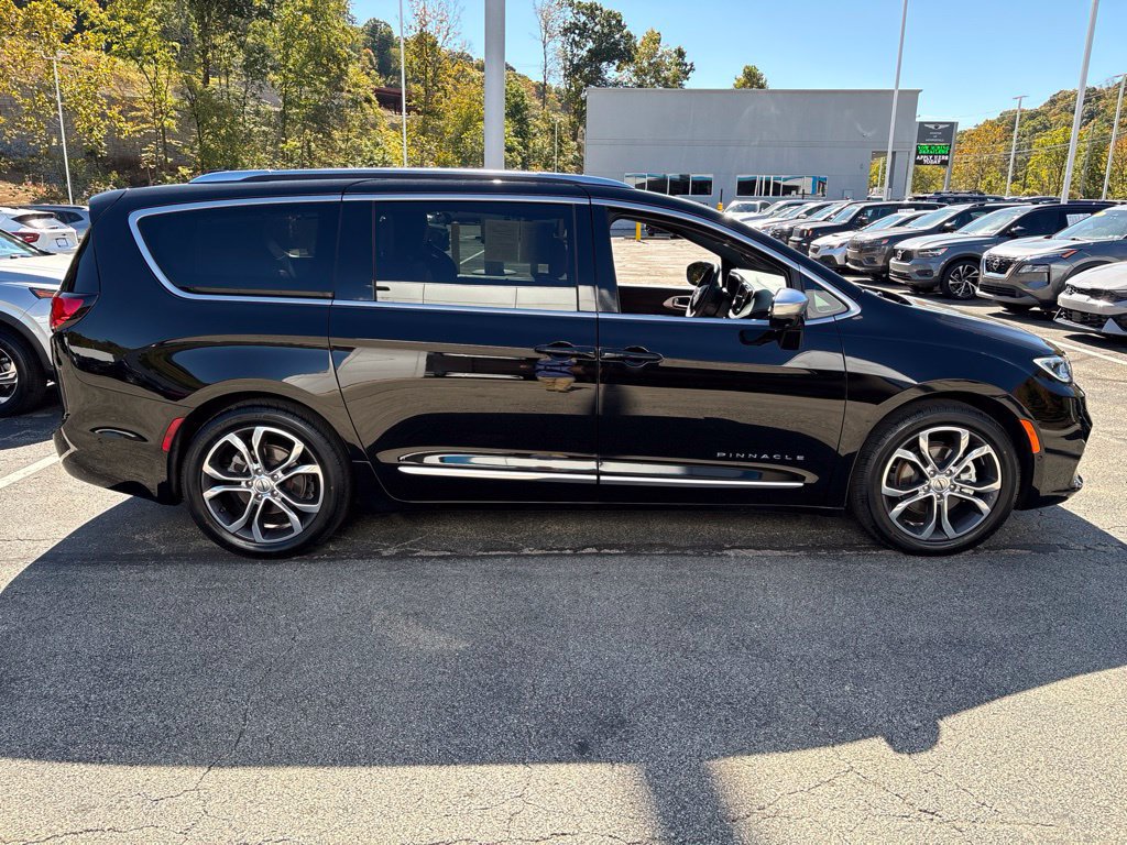 Used 2025 Chrysler Pacifica Pinnacle FWD image 6