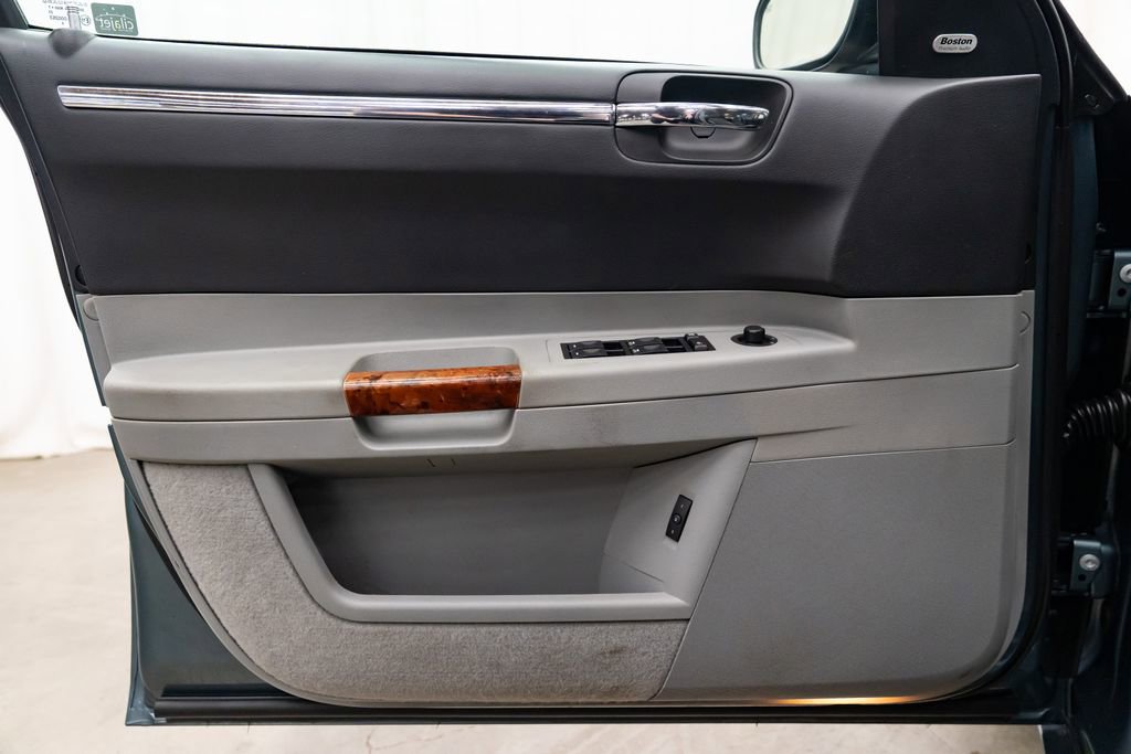 Used 2006 Chrysler 300 C w/ Protection Group II image 21