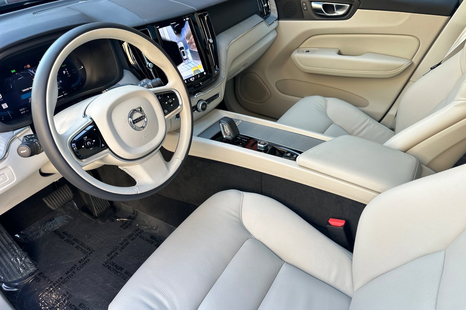 Certified 2025 Volvo XC60 T8 Plus w/ Protection Package Premier image 9