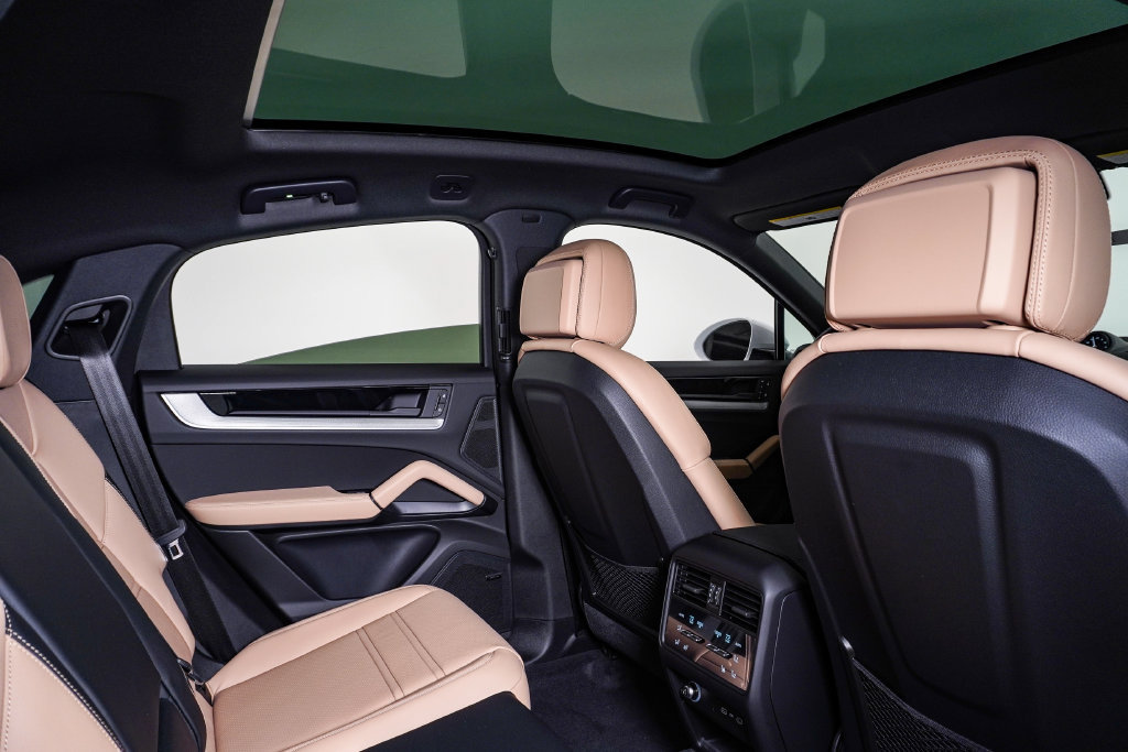 New 2026 Porsche Cayenne Coupe AWD/4WD image 16