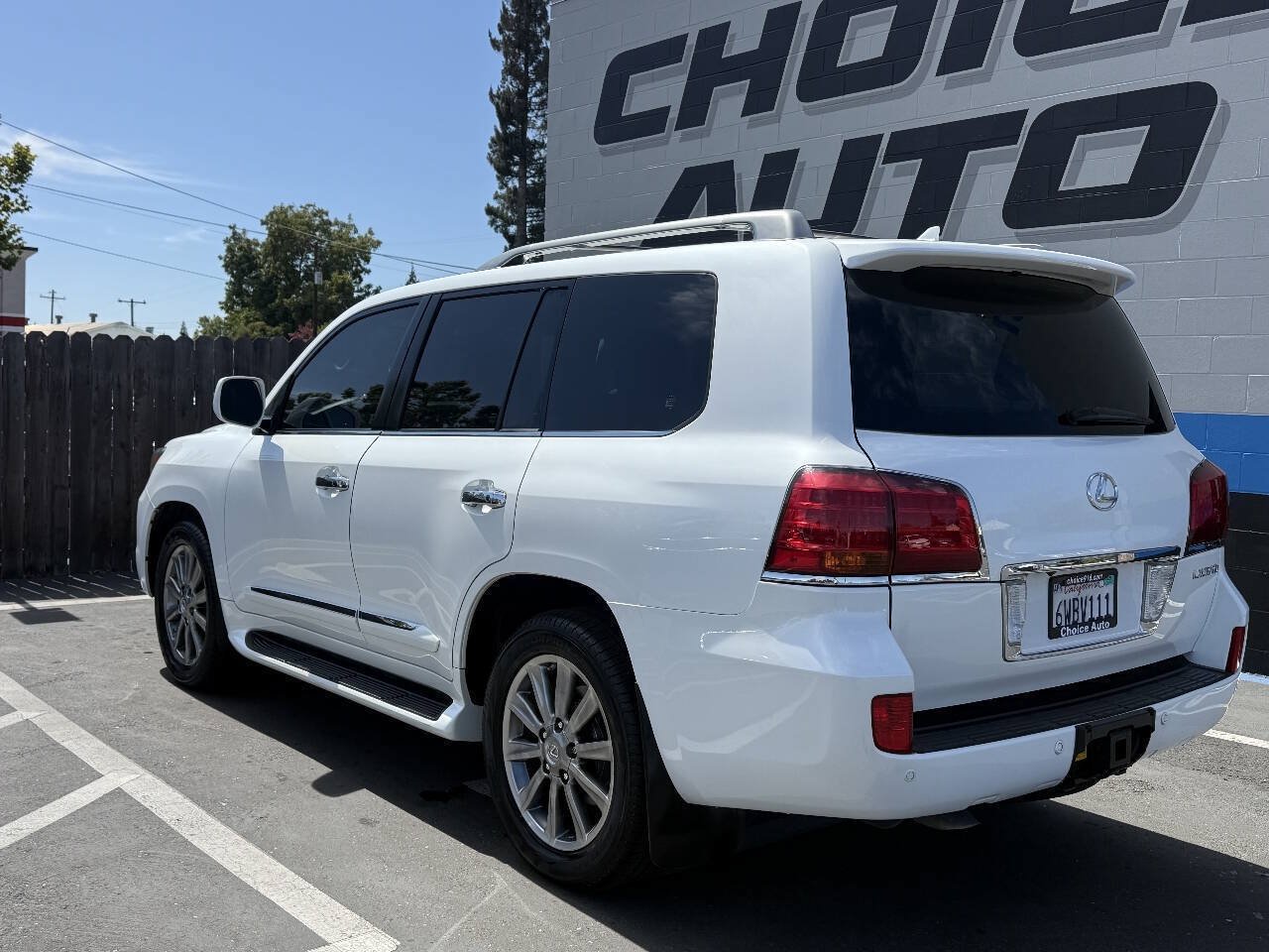 Used 2011 Lexus LX 570 4WD w/ Luxury Pkg w/Pre-crash image 4