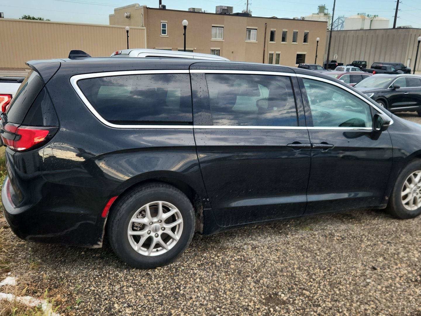 Used 2023 Chrysler Pacifica Touring-L FWD image 4